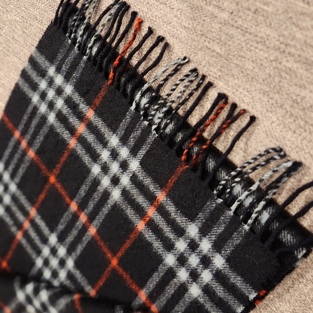 BURBERRY AUTHENTIC VINTAGE CASHMERE NOVA CHECK SCARF - Picture 4 of 6